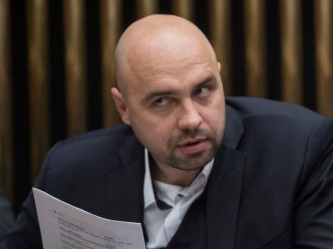 Poslanec Medvecký je podľa svojho advokáta po zadržaní policajtmi PN