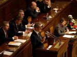 Českí poslanci schválili zmrazenie platov politikov