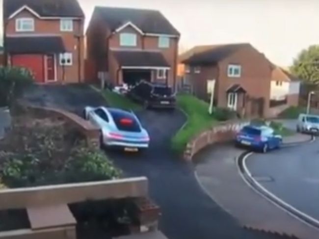 Video: Muž chcel zaparkovať Porsche. Takúto katastrofu ste ešte nevideli