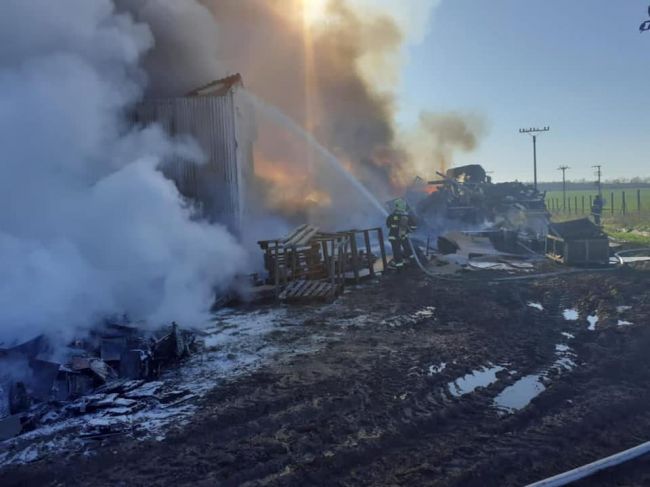 FOTO: Tri desiatky hasičov zasahujú pri požiari, ktorý vypukol krátko pred deviatou ráno