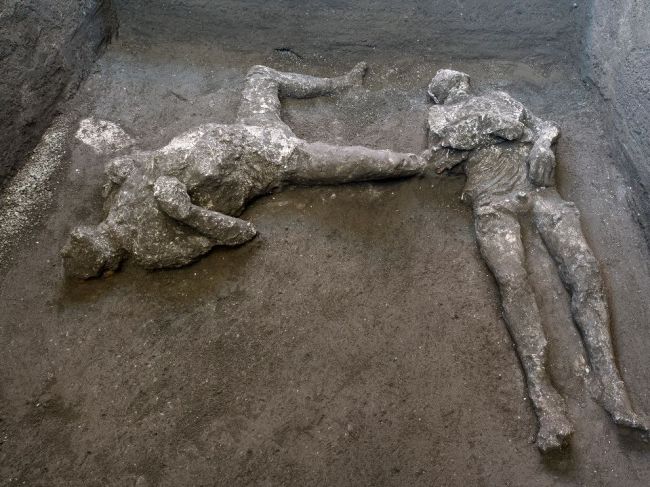 V Pompejach našli zachované pozostatky dvoch ľudí