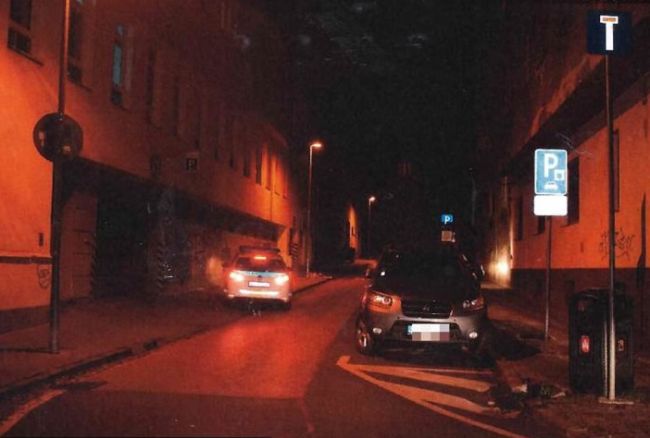 Policajti vyšetrujú nehodu, pri ktorej vodič zrazil chodca a ušiel