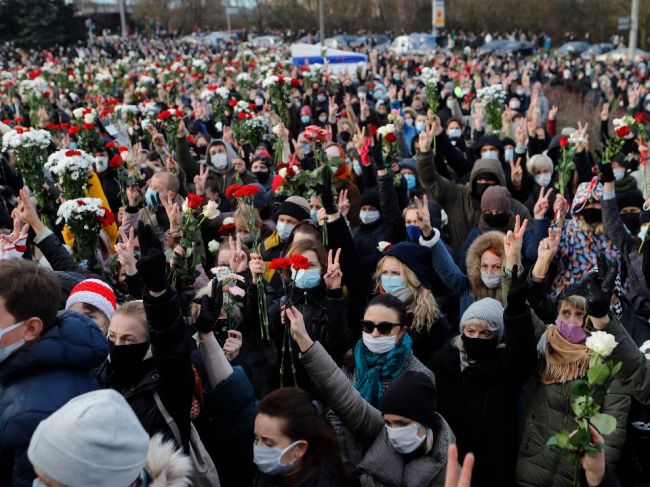 Na proteste v Minsku zadržali desiatky ľudí