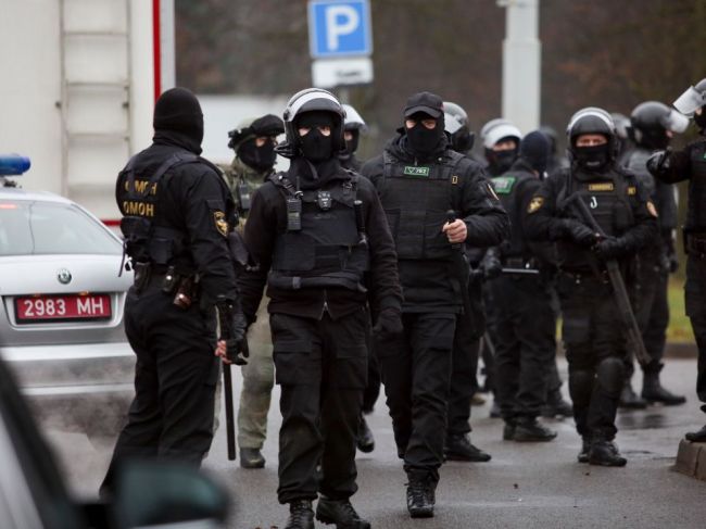 V Bielorusku v nedeľu zadržali vyše 370 ľudí, polícia opäť použila silu