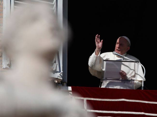 Migrácia neohrozuje kresťanstvo, tvrdí pápež vo svojej novej knihe