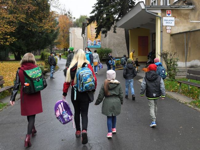Školskí odborári apelujú na to, aby sa žiaci vrátili naspäť do škôl
