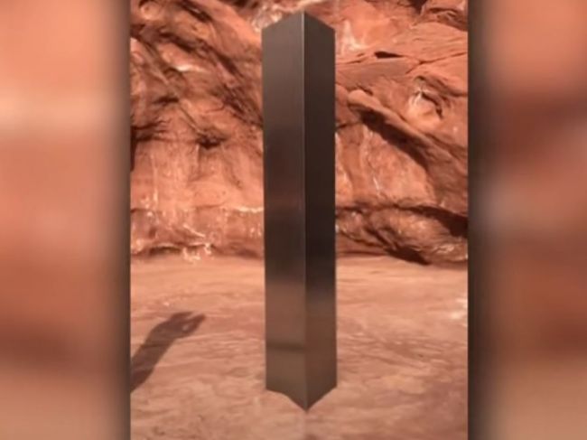 Video: Uprostred opustenej púšte v Utahu našli záhadný kovový monolit