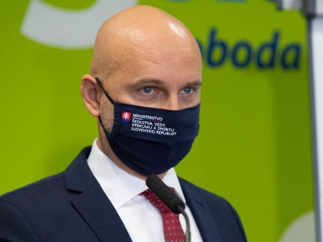 Gröhling hľadá v súvislosti s otváraním škôl možné riešenie