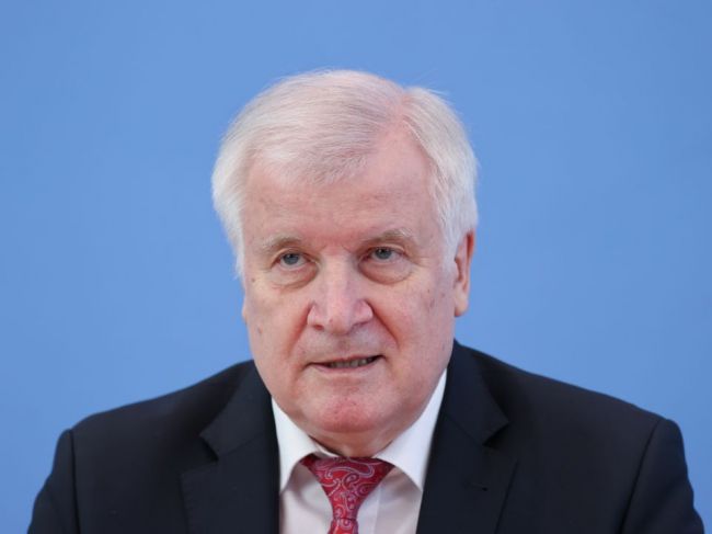 Nemecký minister vnútra Seehofer chce obnoviť deportácie do Sýrie