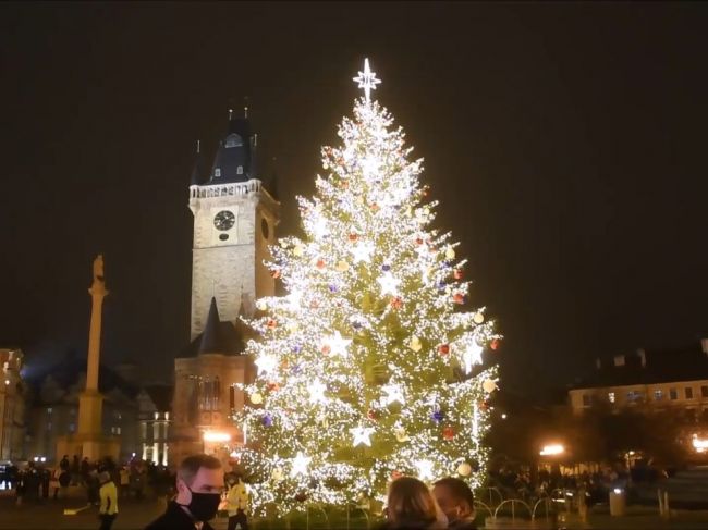 VIDEO: Praha tajne rozsvietila vianočný strom