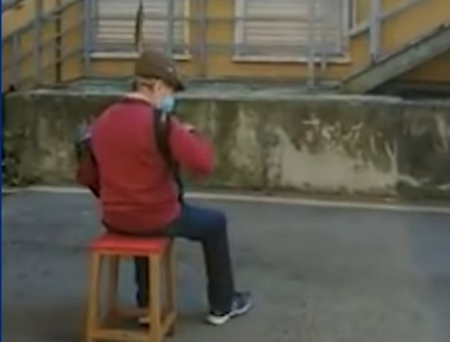 VIDEO: Talianka, ktorej hral 81-ročný manžel na akordeóne pod oknom nemocnice, zomrela