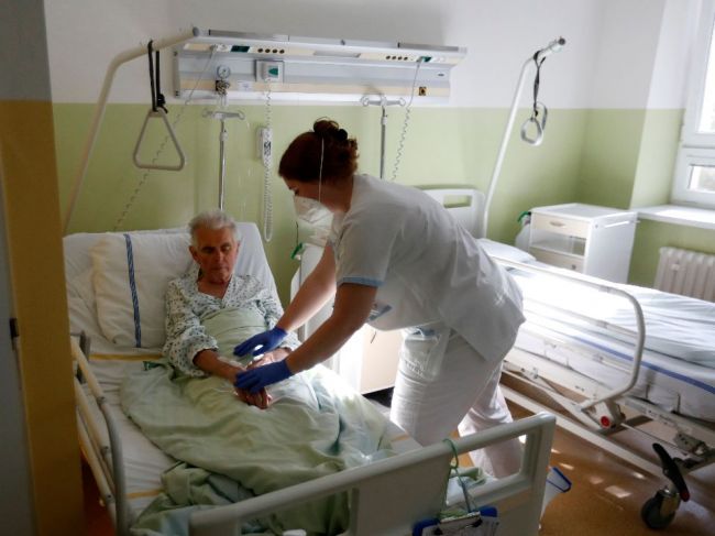 V Česku pribudlo 4458 nakazených a 75 úmrtí