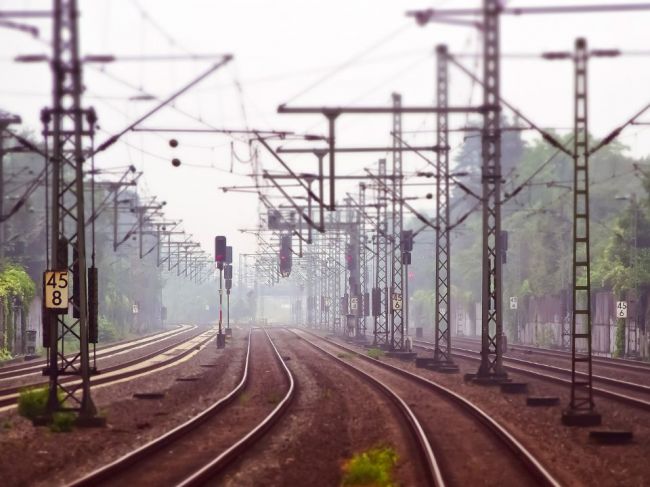 Elektrický prúd usmrtil dvoch ľudí, ktorí vyliezli na železničný vagón