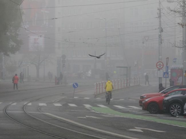 Na cestách sa tvoria hmly, pozor si treba dať v Košickom a Prešovskom kraji