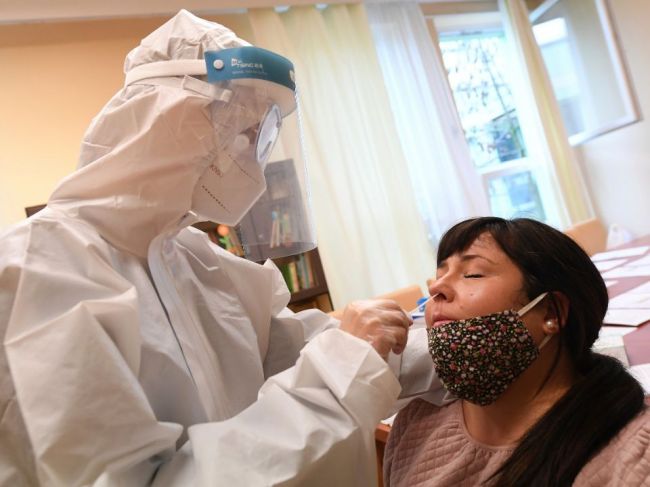 Vzrástol počet obetí koronavírusu, v nedeľu sa veľa netestovalo