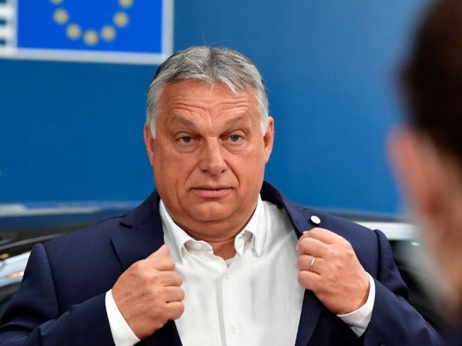 Šéf Fidesz-KDNP v EP József Szájer podal demisiu; v spore s EÚ podporuje Orbána