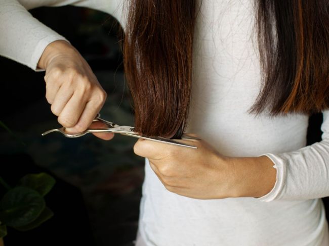 Najväčšie chyby, ktoré robíme pri domácom strihaní vlasov