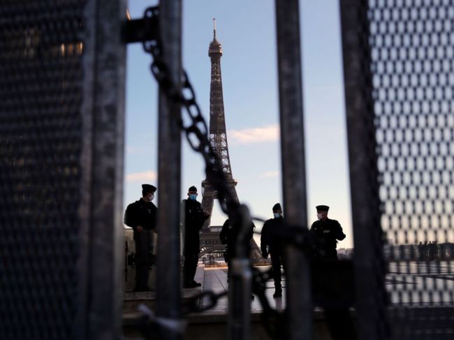 Eiffelovu vežu sprístupnia pre turistov opäť od 16. decembra