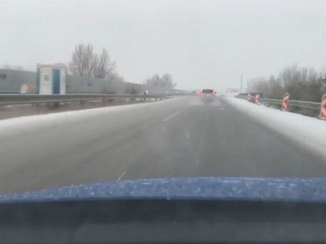 Video: Do Bratislavy dorazil prvý sneh, sprevádzajú ho nehody a kolóny