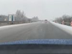Video: Do Bratislavy dorazil prvý sneh, sprevádzajú ho nehody a kolóny