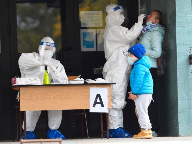 V pondelok otvoria niektoré školy, predchádzať tomu bude testovanie