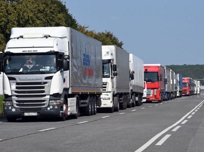 Vo Vyšnom Nemeckom stoja v kolóne stovky kamiónov