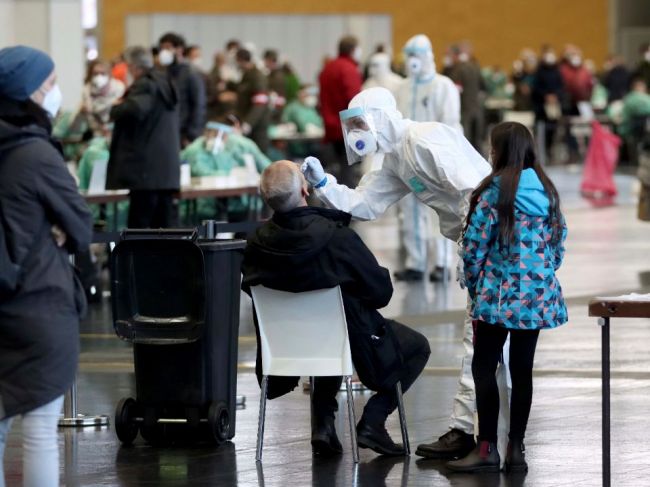 Hromadné testovanie na COVID-19 v Rakúsku sprevádzali technické problémy