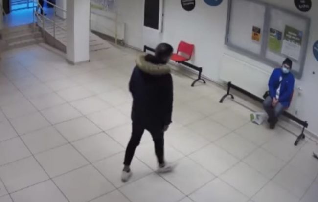 Polícia stotožnila mladíka, ktorý napadol muža po upozornení na rúško