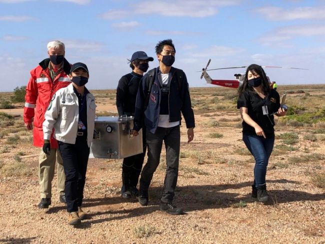 "Našli sme kapsulu!" oznámil v tvíte japonský tím po jej návrate z vesmíru