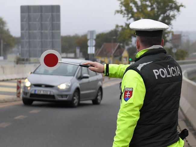 Polícia nebude od pondelka náhodne kontrolovať pendlerov na hraniciach