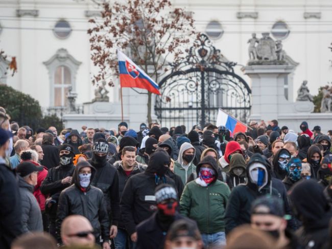 Muž, ktorý bol na bratislavskom proteste, zomrel na ochorenie COVID-19