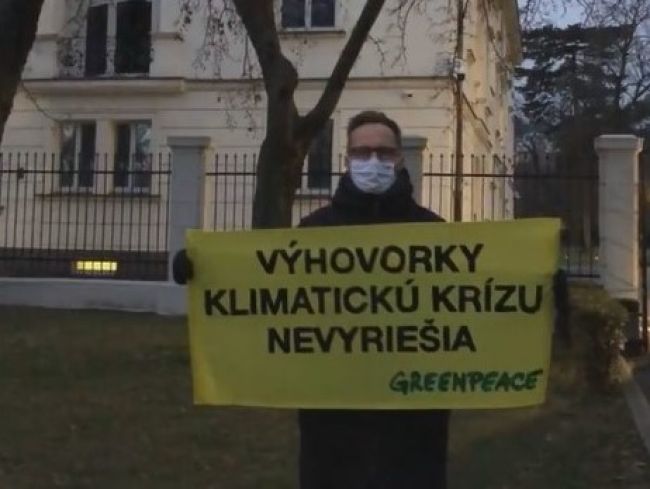 Video: Greenpeace začal 65-hodinový protest pred Úradom vlády SR
