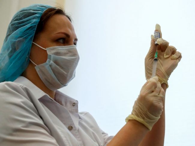 Česko bude najskôr očkovať seniorov a vážne chorých