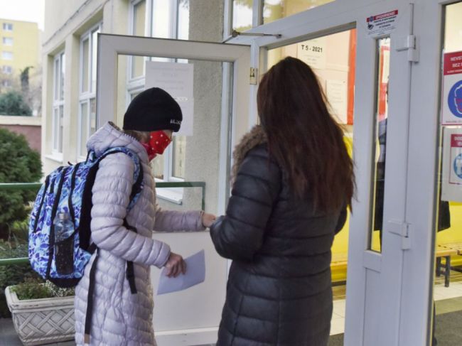 Mestá žiadajú vládu, aby dostala deti do škôl bez testovania