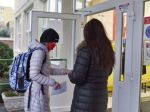 Mestá žiadajú vládu, aby dostala deti do škôl bez testovania
