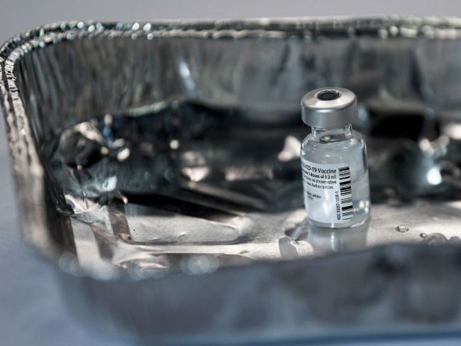Vakcína spoločností Pfizer a BioNTech proti COVID-19 je podľa Američanov účinná