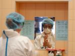 Mnohí českí zdravotníci v prvej línii márne čakajú na odmeny