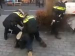Video: Hromadná bitka kvôli rúškam: Šesť ľudí sa na ulici pobilo s policajtmi