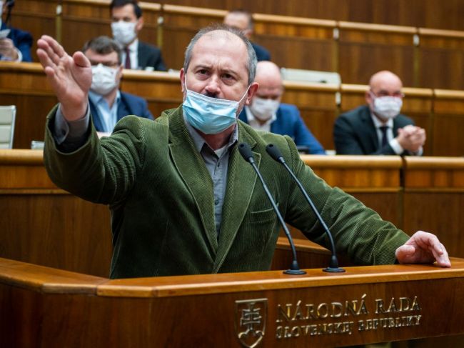 Grendel vykázal Mariana Kotlebu zo sály