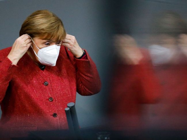 Merkelová je za tvrdší lockdown po Vianociach