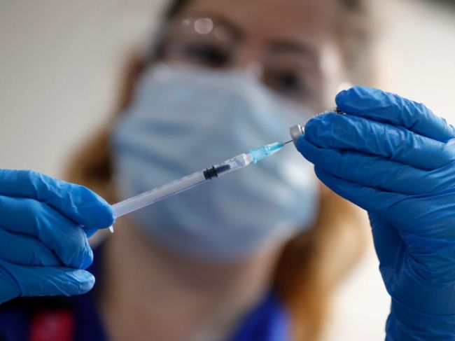 NHS varuje silných alergikov pred podaním vakcíny proti koronavírusu