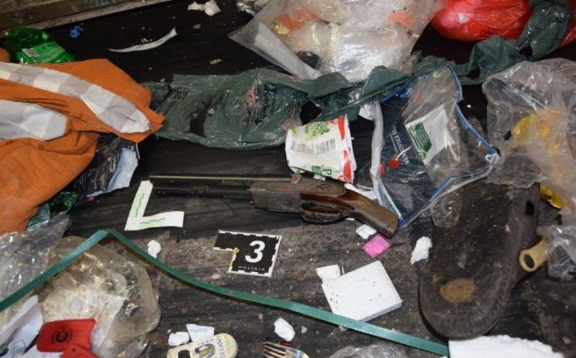Policajný pyrotechnik zasahoval na smetisku, našli dva granáty a brokovnicu