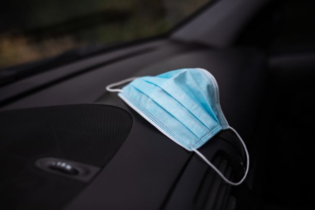 Otvorenie určitých okien pomáha zabrániť nákaze v aute. Takto by ste mali sedieť