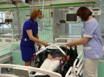 Počet zdravotných sestier na Slovensku stále klesá, nemocnice však študentom platiť nechcú
