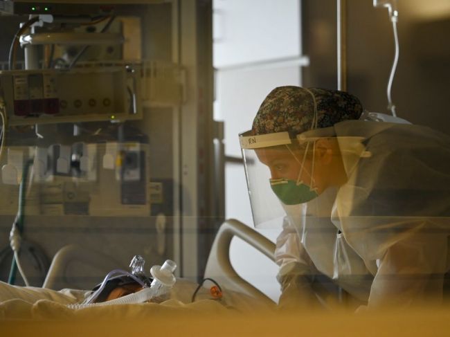 Na COVID-19 už v USA zomrelo viac ľudí než vojakov v druhej svetovej vojne
