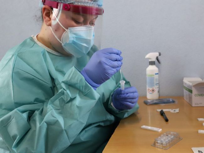 Počet pozitívnych RT-PCR testov na COVID-19 tento týždeň stúpol o 33 percent