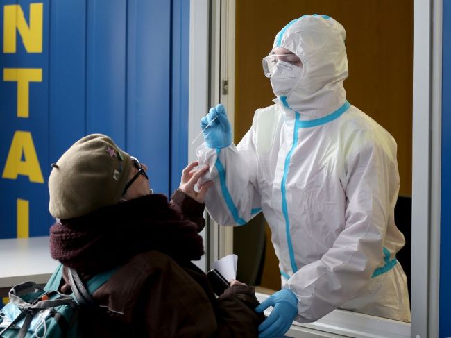 Rakúsko zavádza pravidelné testy pre učiteľov a ďalšie rizikové profesie