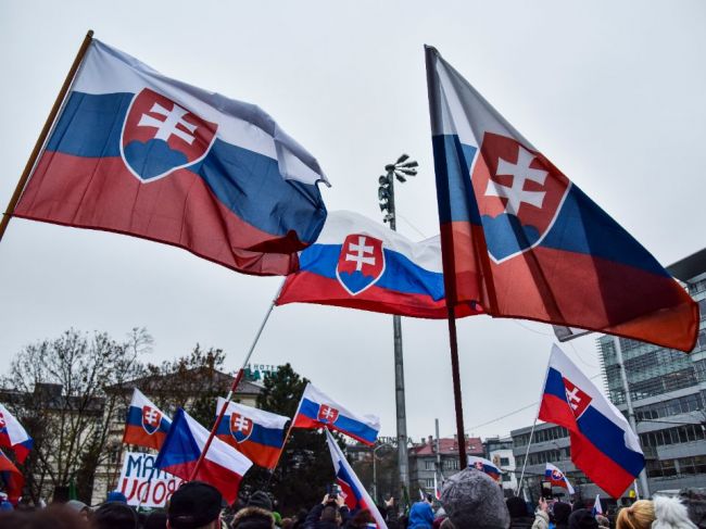 Polícia musela na proteste viackrát zasahovať, predviedla 12 ľudí