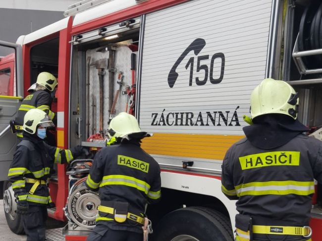 Pri nočnom požiari museli hasiči evakuovať asi 40 osôb