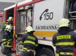 Pri nočnom požiari museli hasiči evakuovať asi 40 osôb